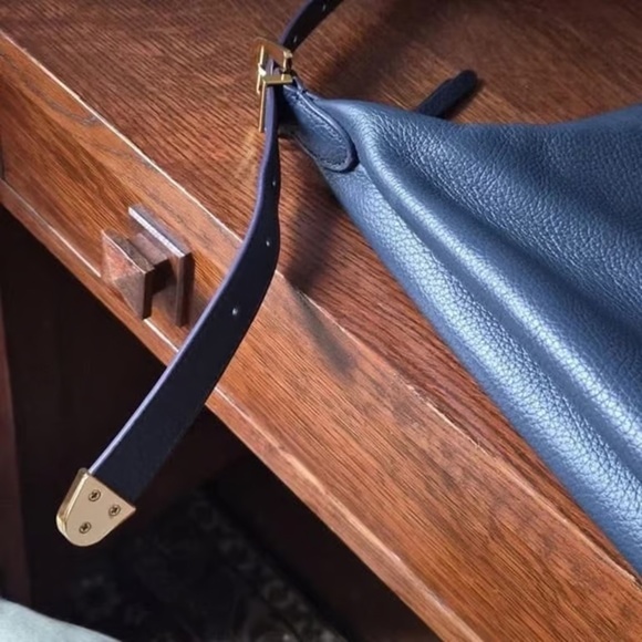 TREND HOBO LEATHER – Coccinelle Midnight Blue, Medium (Minimalist Italian - Picture 8 of 11